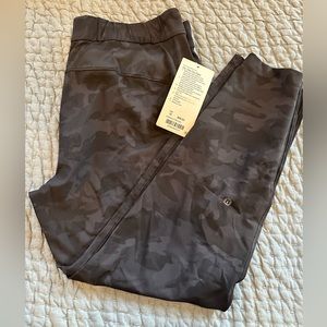 NWT Lululemon Black Camo On The Fly Pant | Size 10